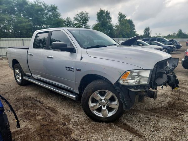 2016 RAM 1500 SLT CREW CAB 4X4