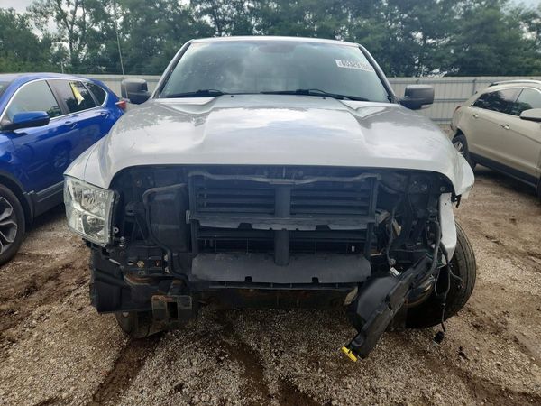 2016 RAM 1500 SLT CREW CAB 4X4