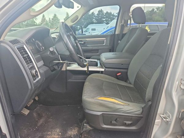 2016 RAM 1500 SLT CREW CAB 4X4
