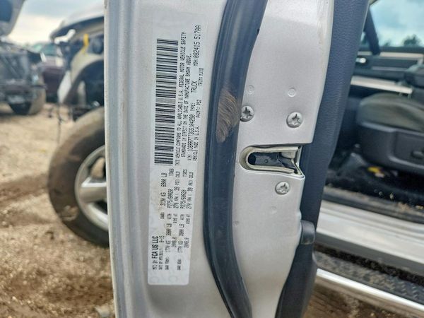 2016 RAM 1500 SLT CREW CAB 4X4