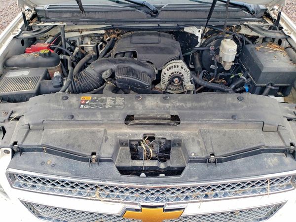 2014 CHEVROLET SUBURBAN LT — Engine bay