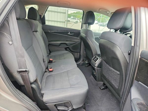 2016 KIA SORENTO L / LX