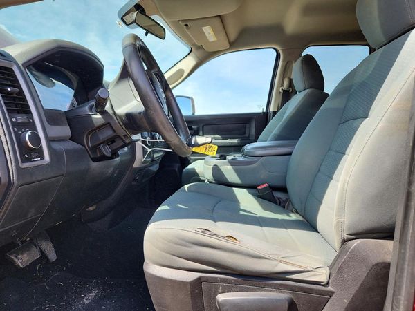 2014 RAM 1500 ST QUAD CAB 4X4