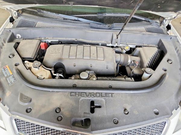 2012 CHEVROLET TRAVERSE LT — Engine bay