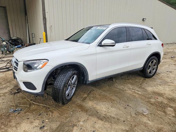 2018 MERCEDES-BENZ GLC GLC300 — Front 3/4