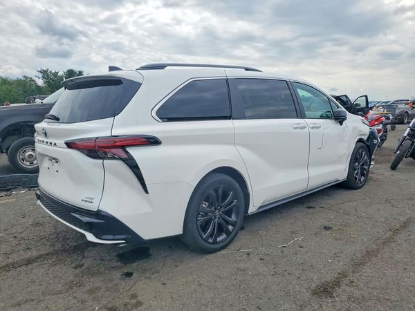 2024 TOYOTA SIENNA XSE