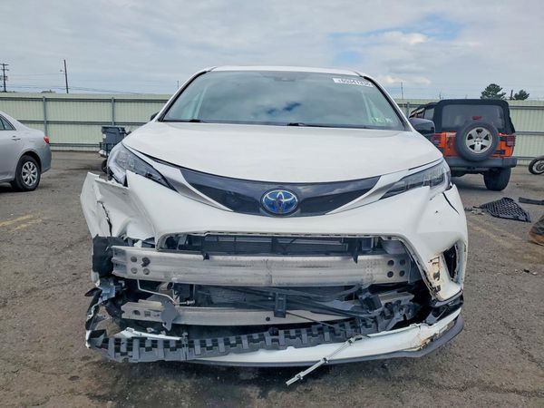 2024 TOYOTA SIENNA XSE