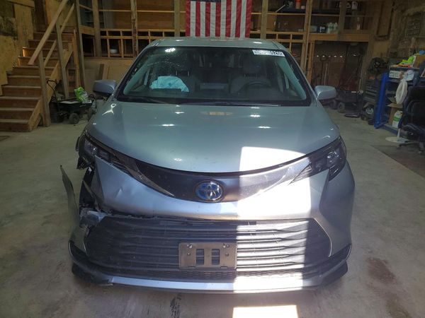 2024 TOYOTA SIENNA LE
