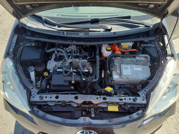 2012 TOYOTA PRIUS C TH — Engine bay