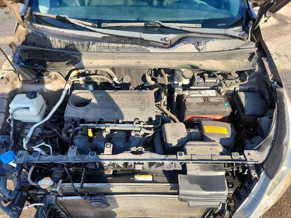 2012 KIA SPORTAGE GL(Middle-low grade) — Engine bay