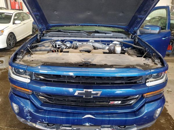 2018 CHEVROLET SILVERADO LT — Engine bay