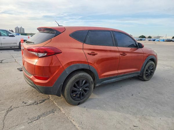 2017 HYUNDAI TUCSON SE (no options)
