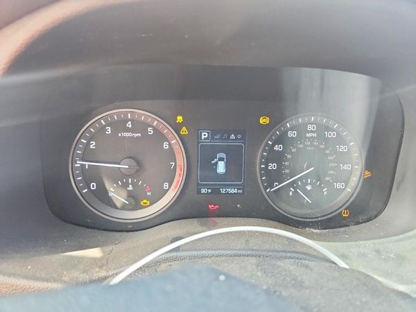 2017 HYUNDAI TUCSON SE (no options)