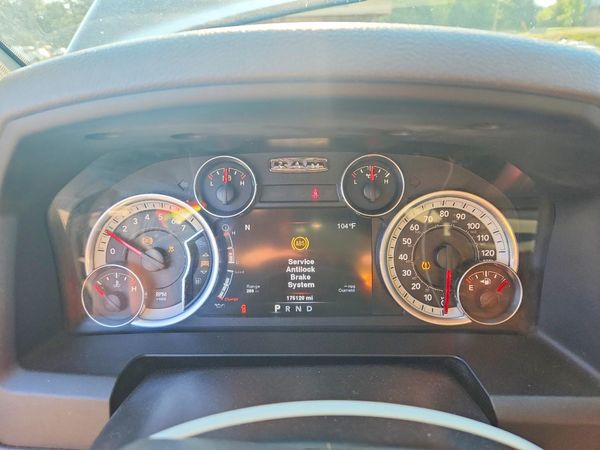 2014 RAM 1500 SLT CREW CAB 4X2