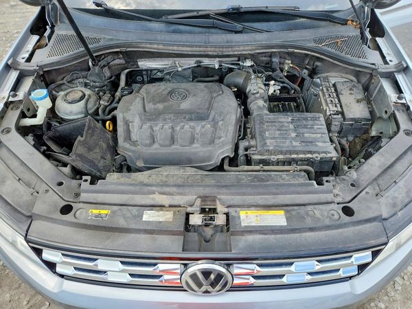 2020 VOLKSWAGEN TIGUAN S — Engine bay