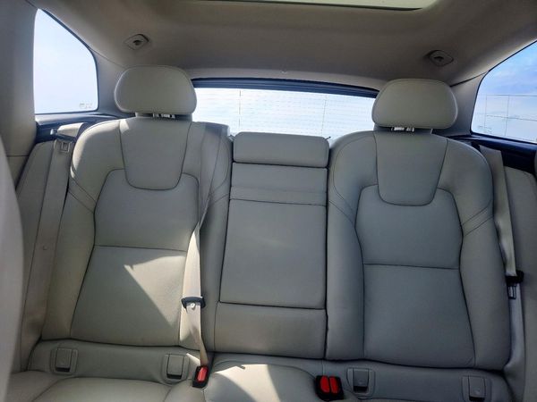 2019 VOLVO XC60 Momentum