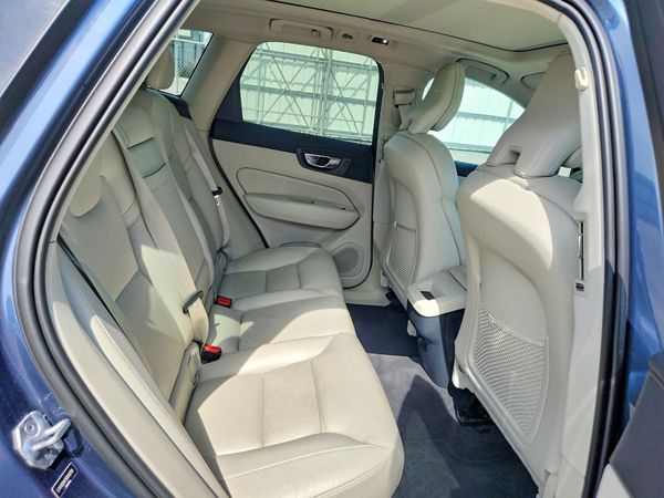 2019 VOLVO XC60 Momentum