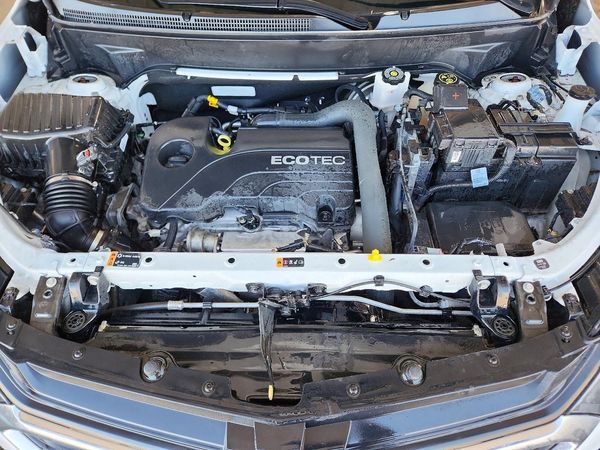 2021 CHEVROLET EQUINOX LT (1LT) — Engine bay