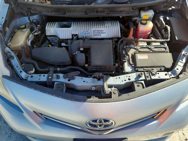 2013 TOYOTA PRIUS — Engine bay