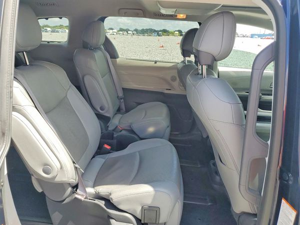 2023 TOYOTA SIENNA Limited