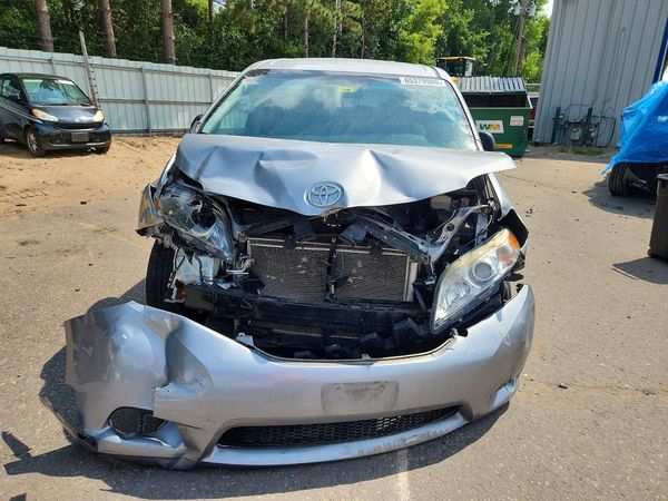 2016 TOYOTA SIENNA