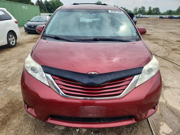 2016 TOYOTA SIENNA
