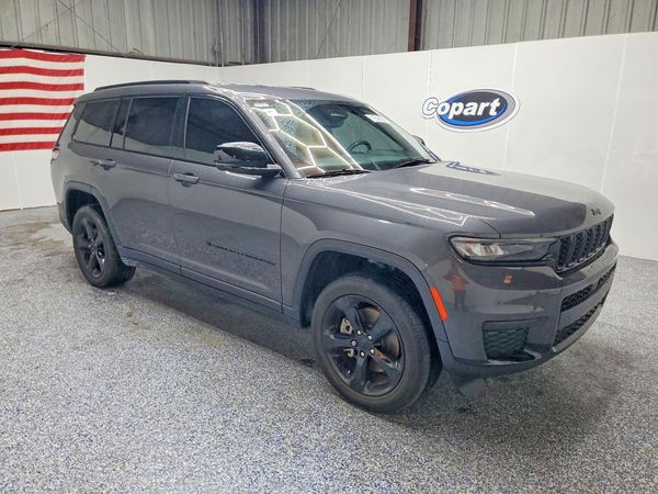 2023 JEEP GRAND CHEROKEE Laredo, Altitude — Passenger 3/4