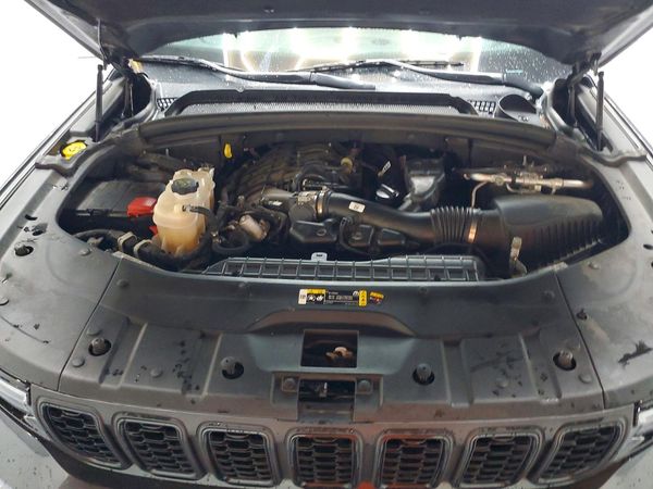 2023 JEEP GRAND CHEROKEE Laredo, Altitude — Engine bay