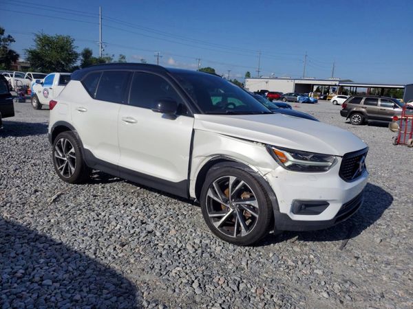 2020 VOLVO XC40
