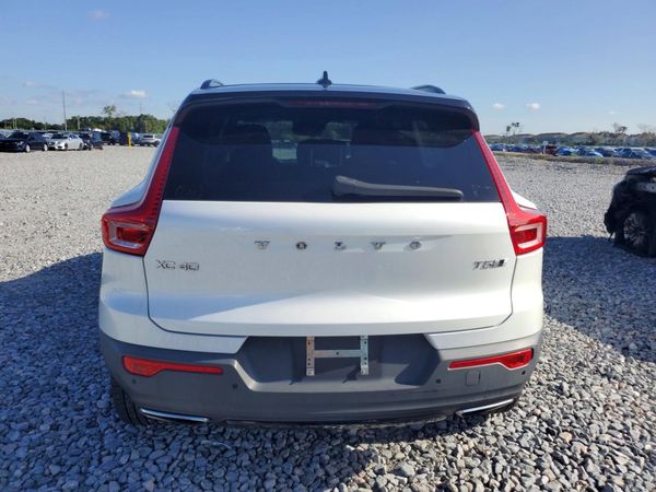 2020 VOLVO XC40