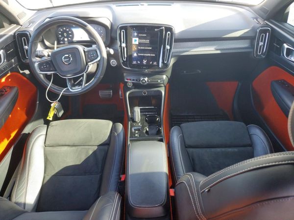 2020 VOLVO XC40