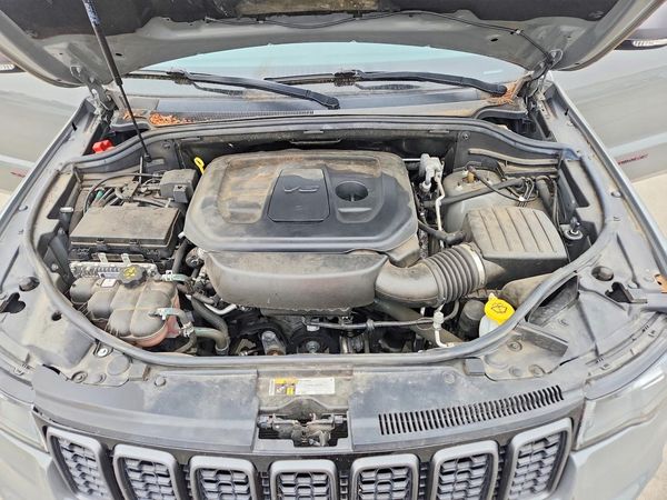 2021 JEEP GRAND CHEROKEE Trailhawk — Engine bay