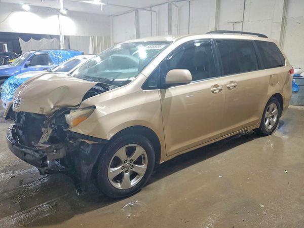 2013 TOYOTA SIENNA