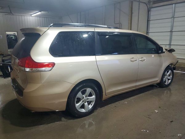 2013 TOYOTA SIENNA
