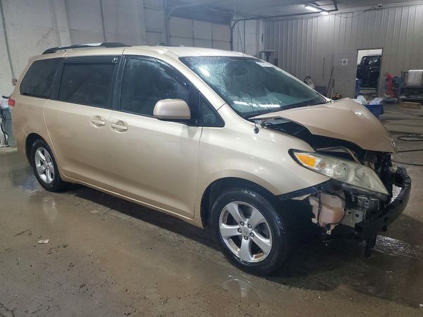 2013 TOYOTA SIENNA