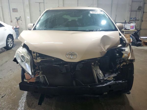 2013 TOYOTA SIENNA