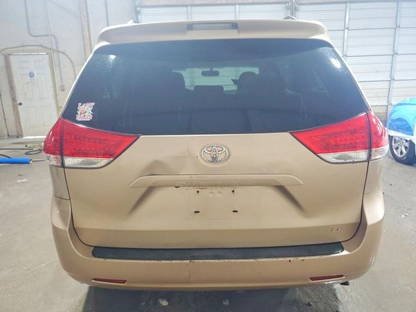 2013 TOYOTA SIENNA