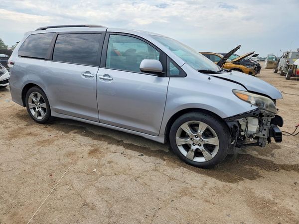 2013 TOYOTA SIENNA