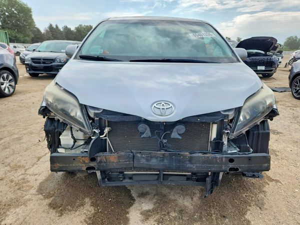 2013 TOYOTA SIENNA