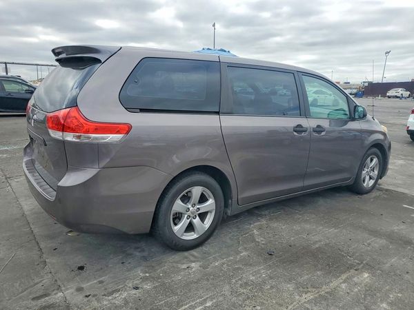 2014 TOYOTA SIENNA