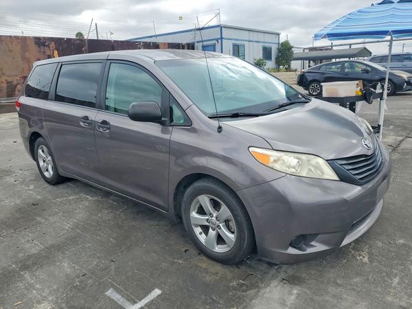 2014 TOYOTA SIENNA
