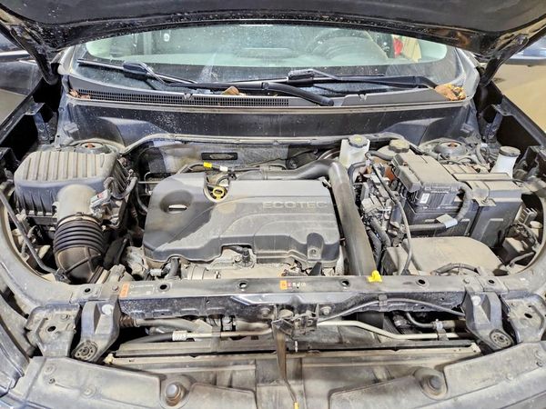 2022 CHEVROLET EQUINOX LT (1LT) — Engine bay