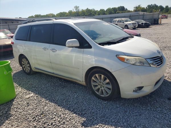2013 TOYOTA SIENNA