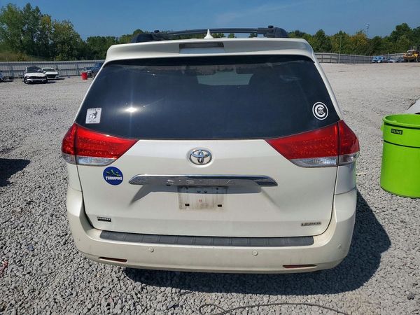 2013 TOYOTA SIENNA
