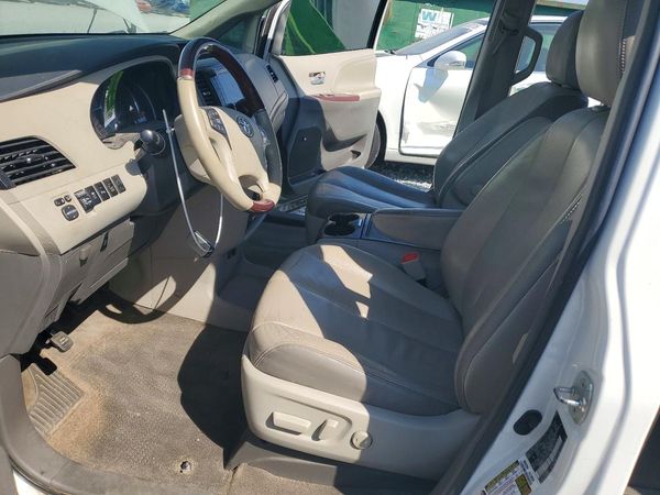 2013 TOYOTA SIENNA
