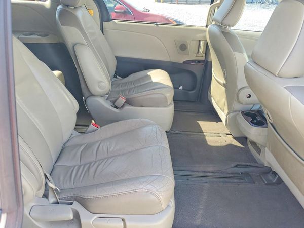 2013 TOYOTA SIENNA