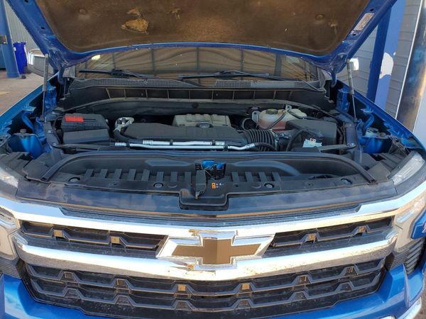 2023 CHEVROLET SILVERADO LT — Engine bay