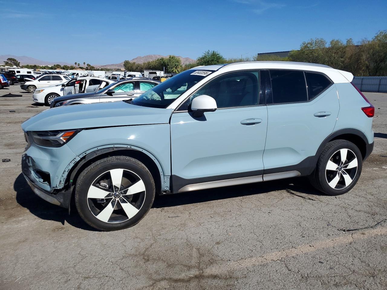 2019 VOLVO XC40 Momentum