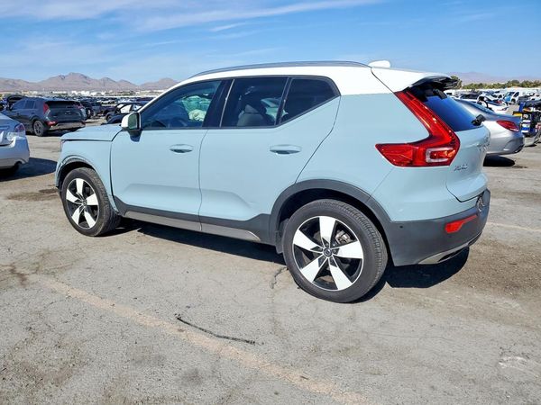 2019 VOLVO XC40 Momentum