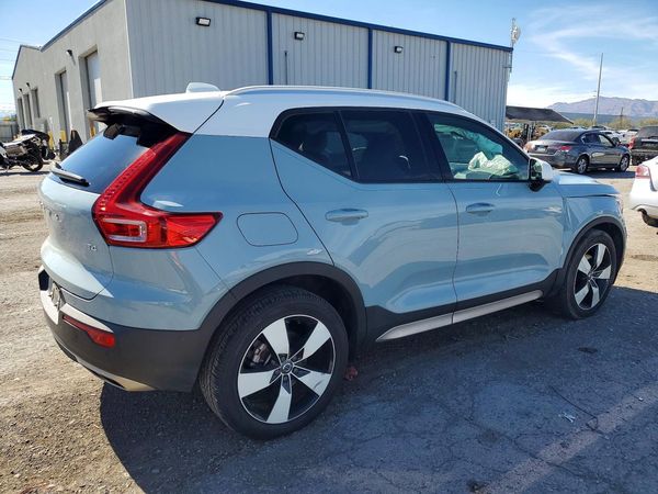 2019 VOLVO XC40 Momentum